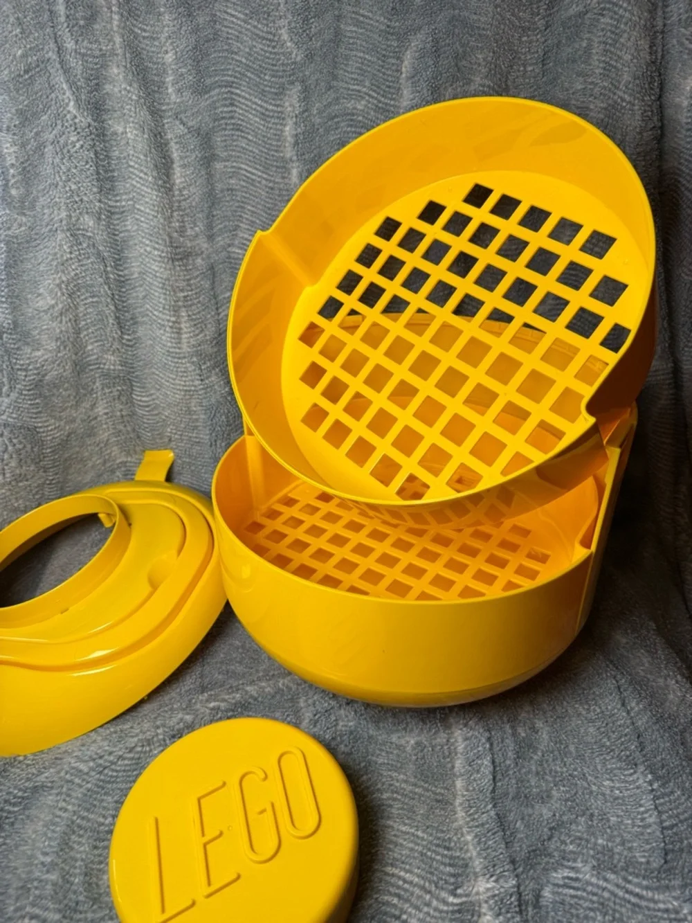 Vintage 2010 LEGO Sort & Store Head – Yellow Silly Winking Face